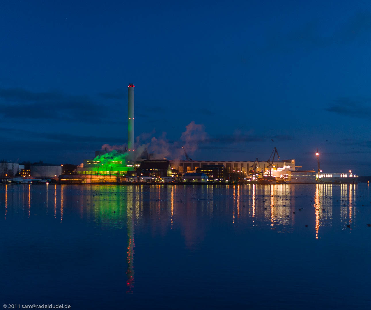 Flensburger Stadtwerke und Werft Nachts beleuchtet