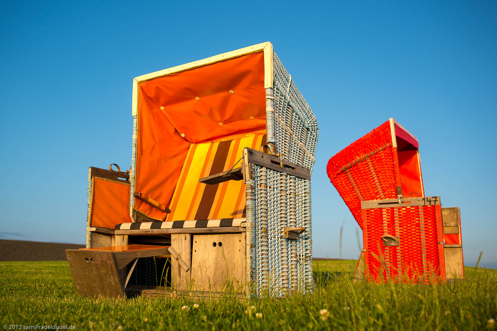 Strandkörbe im Abendlicht