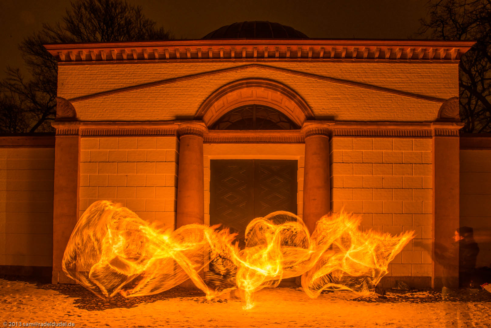 Feuerzauber mit Chaos-Seil vor Bunsenkapelle auf dem alten Friedhof von www.artpetit.de